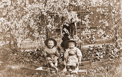 Hans und Walter Broche im Familien-Garten, 1900